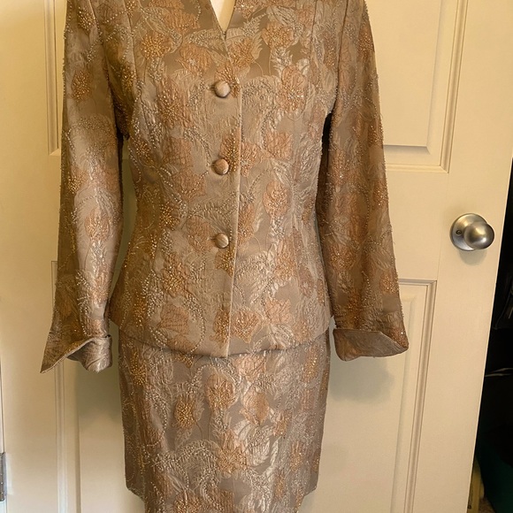 Carmen Marc Valvo Jackets & Blazers - Carmen Marc Valvo signature suit size (very small) 10-fits like a size 6